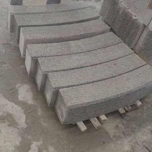 内蒙古芝麻白弧形路牙石