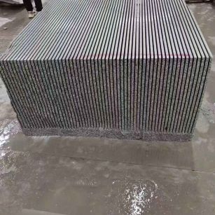 内蒙古芝麻白毛板荒料切割