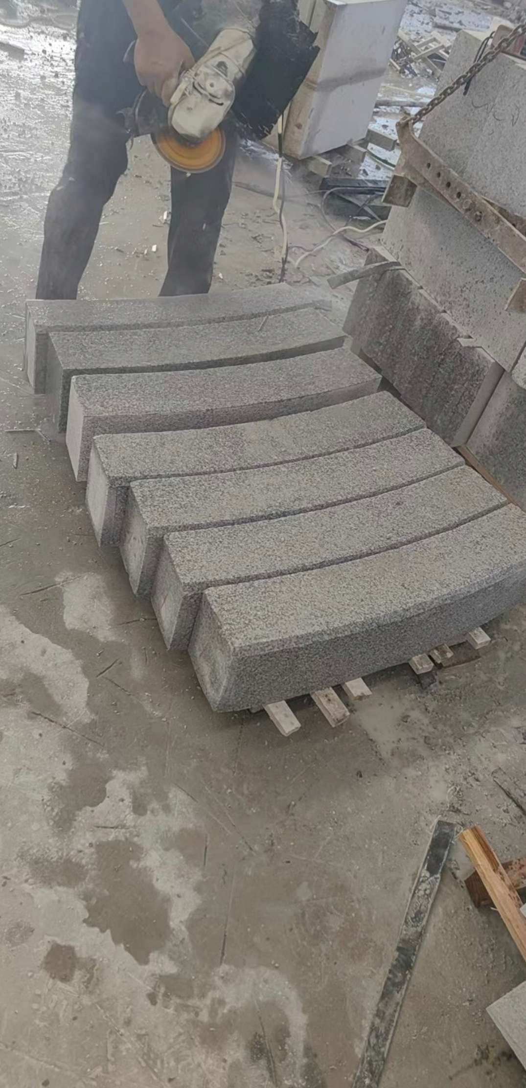 内蒙古芝麻白弧形路牙石