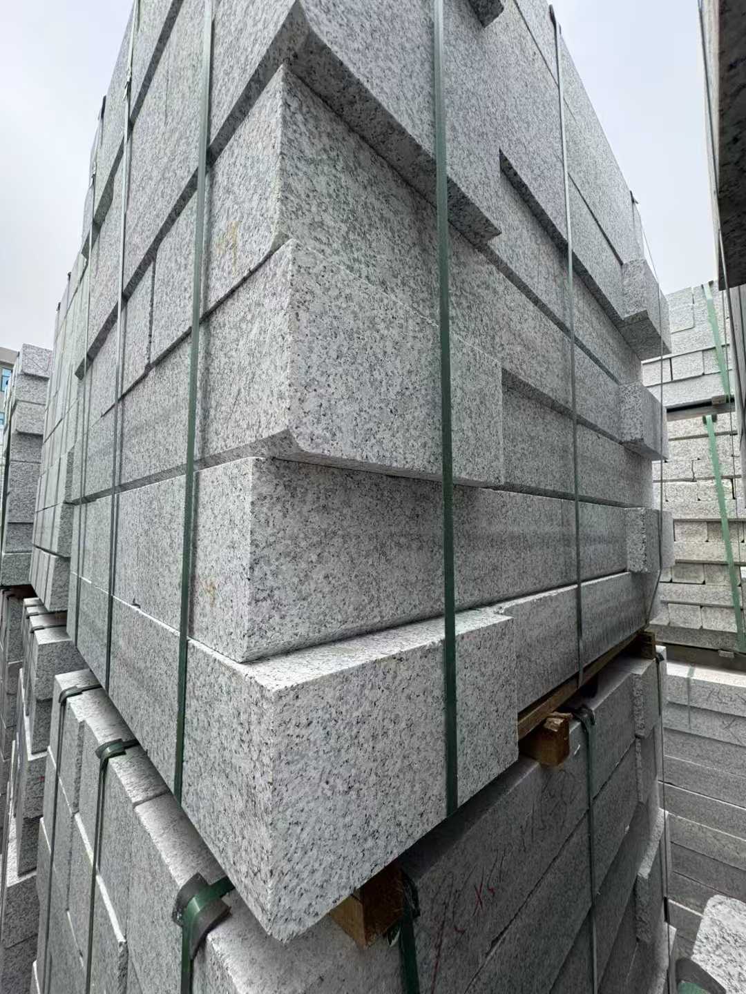 内蒙古芝麻白路牙石 马路牙子